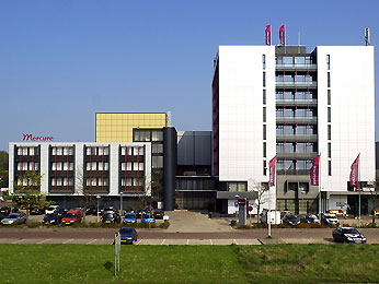 Picture of the front of the Mercure hotel.